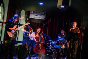 Laughing Bastards - Oude wijn in nieuwe vaten