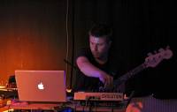 Gert De Meester - Distant Fires Burning - Ik denk dat we af moeten van het idee dat muziek gratis is. Dat is niet correct , een brood ga je ook niet gratis halen bij de bakker. Dat is een scheeftrekking van jewelste