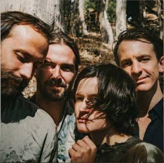 Big Thief signe son nouvel album à deux mains…