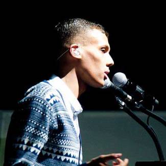 Stromae - Welkom thuis-feestje met strik rond