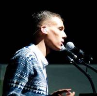 Stromae - Welkom thuis-feestje met strik rond