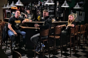 Royal Jake - We zijn misschien niet meteen de meest ambitieuze band, maar het blijft wel belangrijk voor ons om als band te blijven evolueren. Zolang dit blijft gebeuren en we er plezier in blijven hebben, zullen we blijven doorgaan
