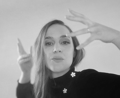 Josienne Clarke - Het is nooit een bewuste keuze om de muziek emotioneel aangrijpend te maken. Ik probeer het gewoon eerlijk te brengen en erop te vertrouwen dat de emoties die ik voelde bij het schrijven en spelen, goed overkomen
