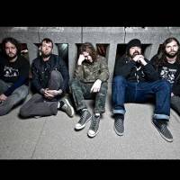 Une attitude rock’n’roll, anticonformiste et résolument grinçante…