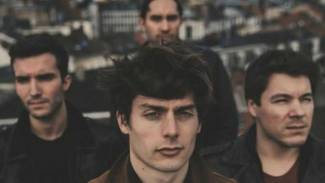 Qui se cache donc derrière les pins ?