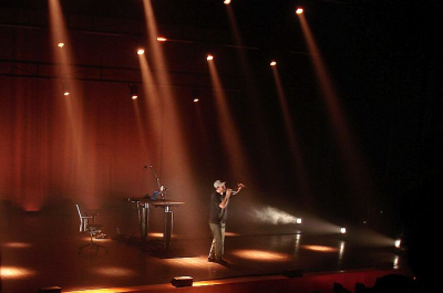 Brihang – Theatertour solo ‘Cut op de set’ – Een emotionele observatie van knip-plakwerk analyses in woord en muziek