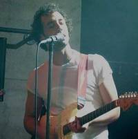 Albert Hammond Jr. - Gitarist van The Strokes etaleert veel speelplezier