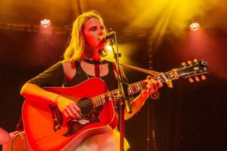 Cassandra Jenkins + Babe - Troostend en hartverwarmende gids