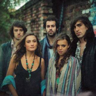 Crystal Fighters : folk Basque.