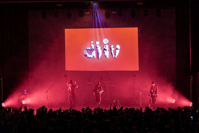 DIIV - Contrastrijk: tussen boeiend en afleidend