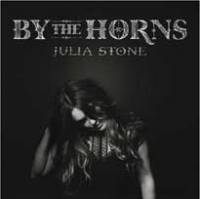 Julia Stone prend Benjamin Biolay par les cornes.