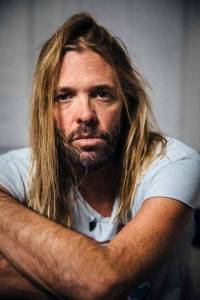 Décès de Taylor Hawkins, le batteur de Foo Fighters.