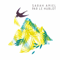 Sarah Amiel observe par le hublot…