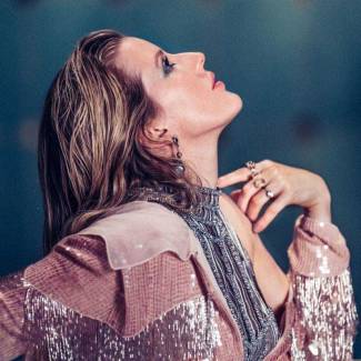 Ellie Goulding encore plus près de nous…