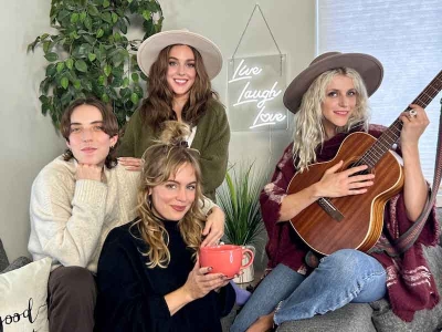 Vivre, rire, aimer... c'est peut-être aussi simple que cela pour Chastity Belt…