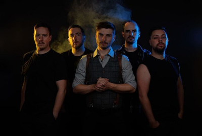 Aeveris – Ik denk dat we binnen de metalwereld wel overal aan de bak kunnen. Of we met onze band op Radio 2 kunnen, dat is iets anders. Dat is ook niet onze bedoeling. Wij maken muziek voor onszelf, muziek die we zelf graag horen