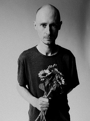 Floris De Decker - Via uitbundigheid lijnrecht ingaan tegen mijn melancholieke aard, hieruit komen mijn bands. Maar uiteraard wil ik ook iets doen met die melancholie en dat is Floris Francis Arthur geworden