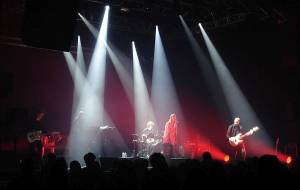 Whispering Sons -  Klaargestoomd en Smaakmaker in het genre! 