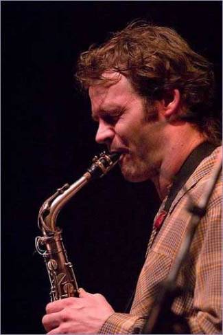 Bruno Vansina - Een waterval, een rivier die stroomt omdat hij niet anders kan, de berg af naar de zee. Zo moet goede jazz in elk geval voelen voor mij