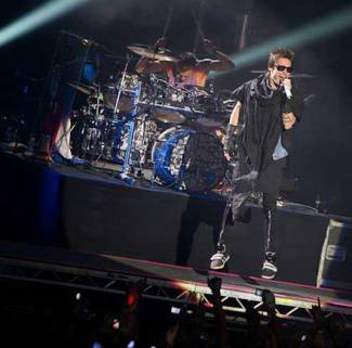 Jongeren fuiven op 30 Seconds To Mars