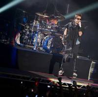 Jongeren fuiven op 30 Seconds To Mars