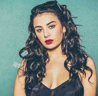 Charli XCX moet het hebben van de sfeer en de vrolijkheid van het publiek! 