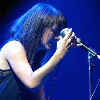 The Hundred In The Hands - Shoegaze met New Order-beats