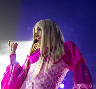 Poppy barbie asiatique pour public juvénile… 