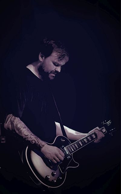 Steegmoord – ‘Ik luister ook vaak naar bands als Mastadon, Tool, Amenra, Pink Floyd Of Queen. Dat zijn bands waarbij de instrumentatie een belangrijke rol speelt. Het is alvast iets die m’n publiek kan aanspreken. Mensen die de instrumentatie van een band