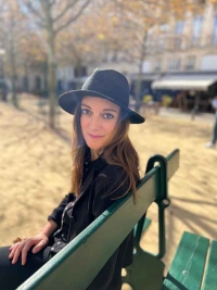 Sarah Jeanne Ziegler regarde à l’infini…