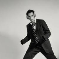 Oliver Sim se souvient d’une romance…