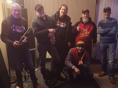 Ras Double D &amp; the Dub Family - Wij willen natuurlijk dat de mensen kunnen dansen op onze muziek, maar willen met onze teksten wel aanzetten tot nadenken