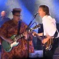 Macca sur les planches en compagnie de Brittany la chanteuse d’Alabama Shakes…