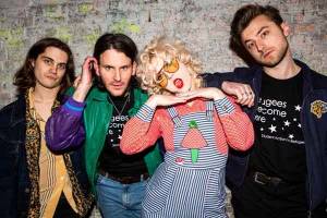 Black Honey sur le sable chaud…