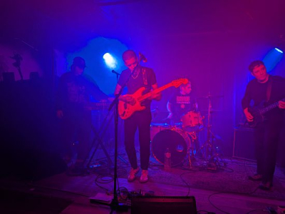 Useless Eaters - Energieke postpunk voortgestuwd door een splijtende gitaar