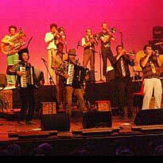 Orchestre International du Vetex: Feestelijk aanschuiven aan de Balkan Banquets