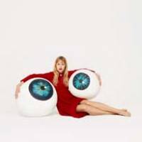 Angèle dévore des yeux…