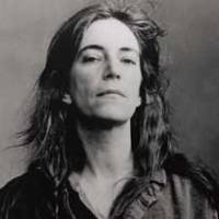 Patti Smith rend hommage…
