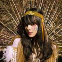 Bat For Lashes hanté par un homme…