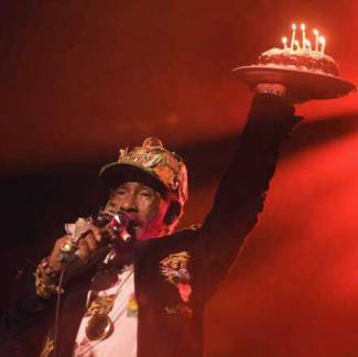 Kaarsjes uitblazen voor de verjaardagsparty van Lee Scratch Perry &amp; Friends