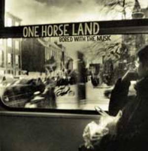 La musique ennuie One Horse Land…