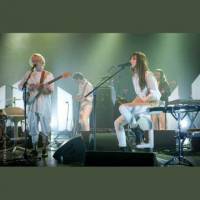 Les Nuits Botanique 2012 - Charlotte Gainsbourg , de juiste click met Connan Mockasin op z’n ‘Moccasins’ …