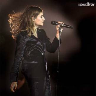 Zieke Christine (and the Queens) brengt wat ‘chaleur humaine’ naar Brussel