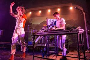 Compact Disk Dummies - Een neonverlichte energiebom