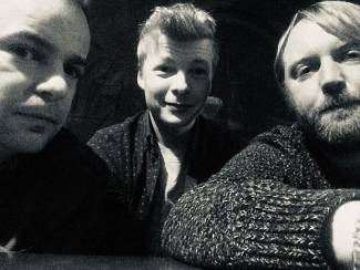 De Wandelgangen - Het is moeilijk om er een specifiek etiket op te plakken … Het is misschien ook niet echt nodig. Wij houden het eigenlijk graag vrij algemeen, dus noemen we het zelf Nederlandstalige rock.  Daar kan je veel kanten mee uit hè …