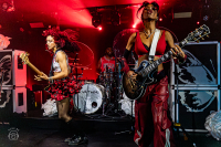 Nova Twins stelt ‘Parasites &amp; Butterflies’ voor - Brits gitaargeweld in Trix