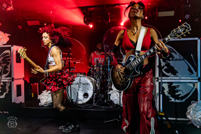 Nova Twins stelt ‘Parasites &amp; Butterflies’ voor - Brits gitaargeweld in Trix