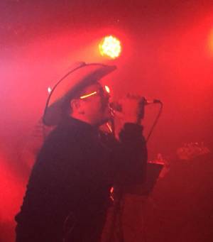 Un cow-boy qui se prend pour un speaker d’hippodrome ou un télévangéliste yankee… 