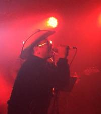 Un cow-boy qui se prend pour un speaker d’hippodrome ou un télévangéliste yankee… 