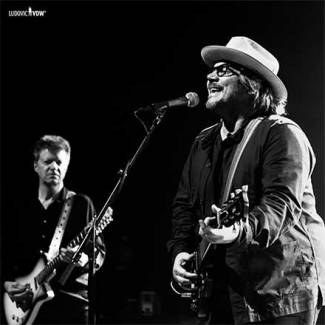 Il ne manquait plus que Ken Stringfellow rejoigne Wilco sur les planches… et on aurait pu marquer le concert d’une pierre blanche…